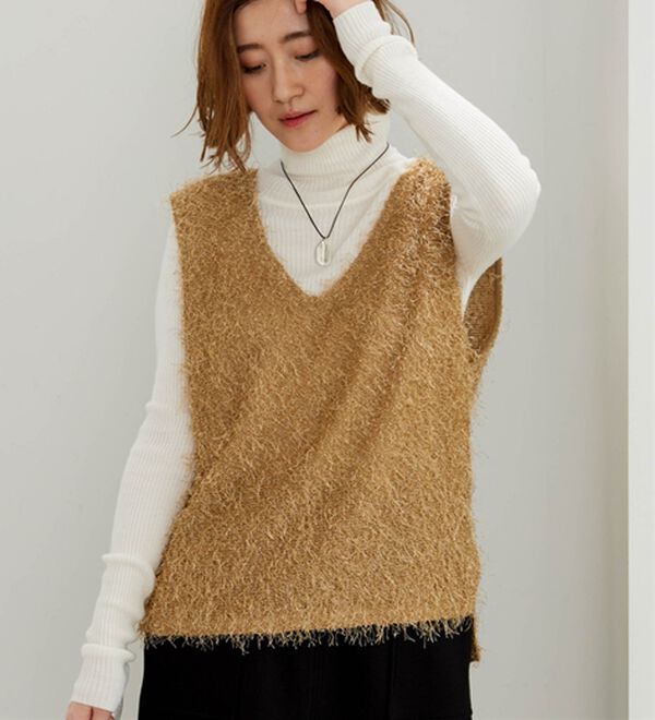 BELLUNA（ベルーナ）の「スパンコール入り！軽やかシャギーＶネックベスト（カットソー）」｜詳細画像