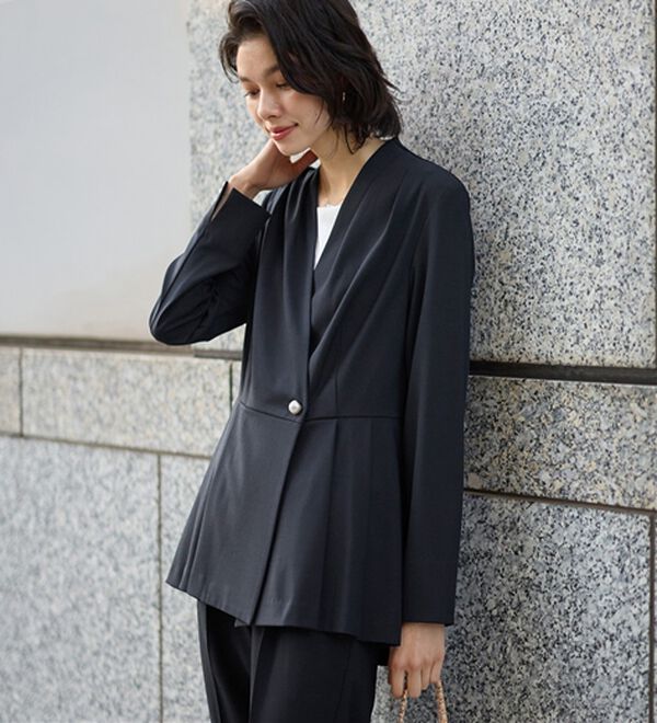 GeeRA（ジーラ）の「【２点セット】パールボタンペプラムプリーツテーパードセットアップ（パンツスーツ）」｜詳細画像