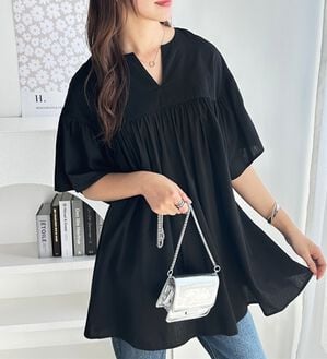 GeeRA（ジーラ）の「フレアー袖キーネックブラウス（ブラウス）」｜ブラック