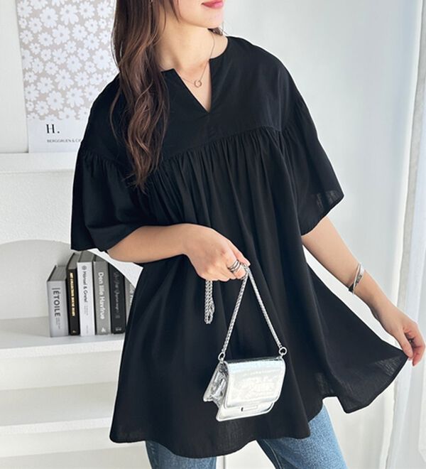 GeeRA（ジーラ）の「フレアー袖キーネックブラウス（ブラウス）」｜ブラック