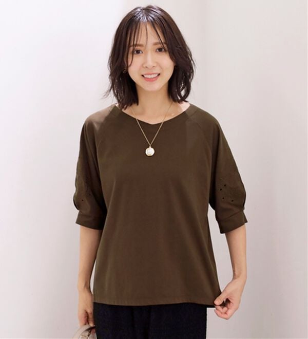 BELLUNA（ベルーナ）の「袖刺しゅうデザインＶネックプルオーバー（カットソー）」｜詳細画像