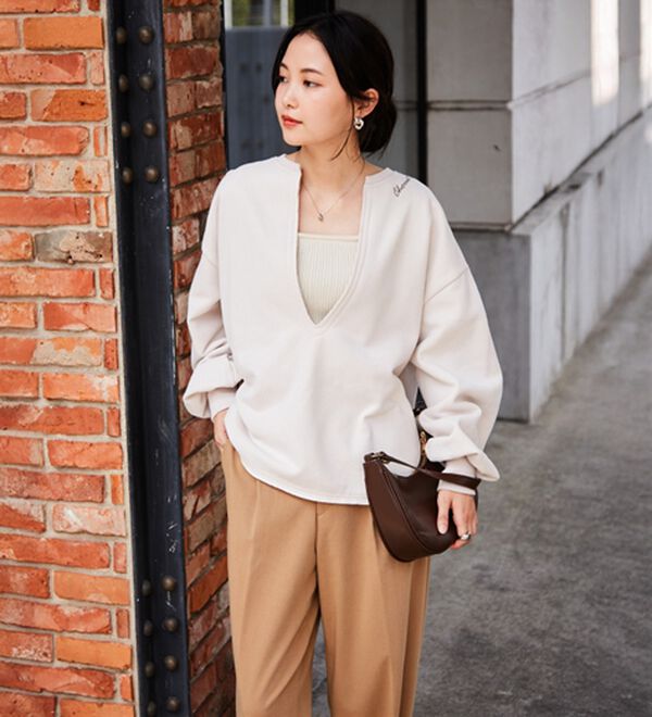 RANAN（ラナン）の「裏起毛Ｖネックロゴ刺しゅうスウェット（トレーナー・スウェット）」｜詳細画像