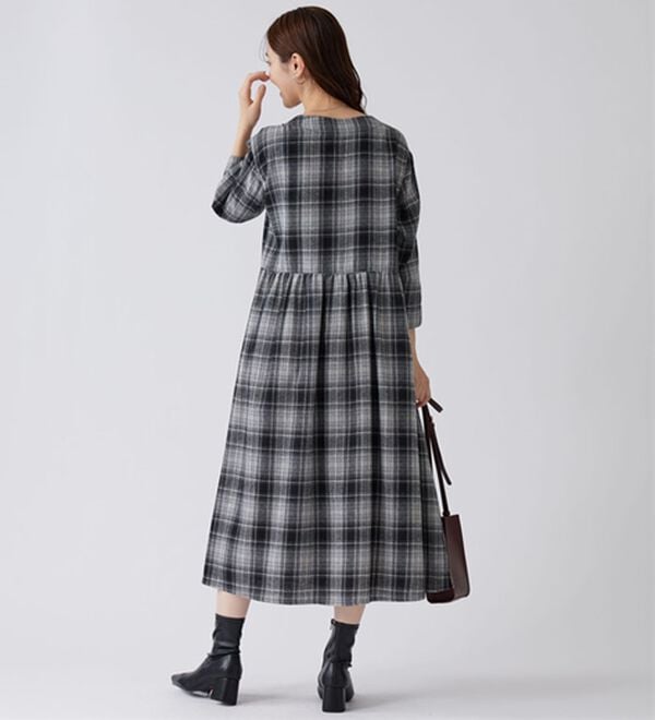 BELLUNA（ベルーナ）の「ゆったりギャザーポケット付ワンピース（その他ワンピース）」｜詳細画像