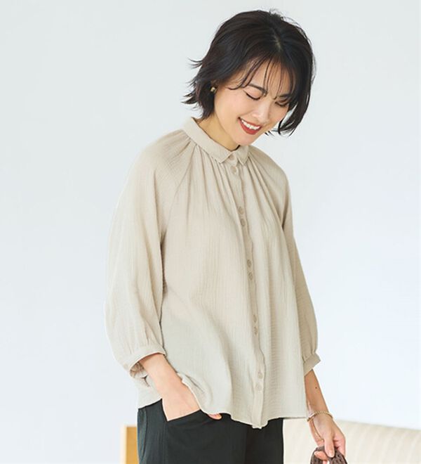 BELLUNA（ベルーナ）の「《ＨｕｇＲｅａｍコットン》ダブルガーゼギャザーブラウス（ブラウス）」｜グレージュ