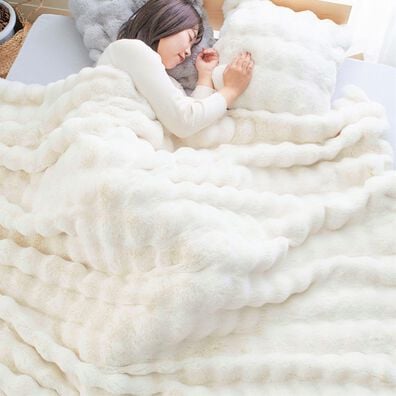 iellio（イエリオ）の「ぽこぽこボリュームファー軽寝具＜洗える・２枚合わせ・毛布・ハーフケット・クッションカバー・ラビットファー・フランネル＞（毛布・ブランケット）」