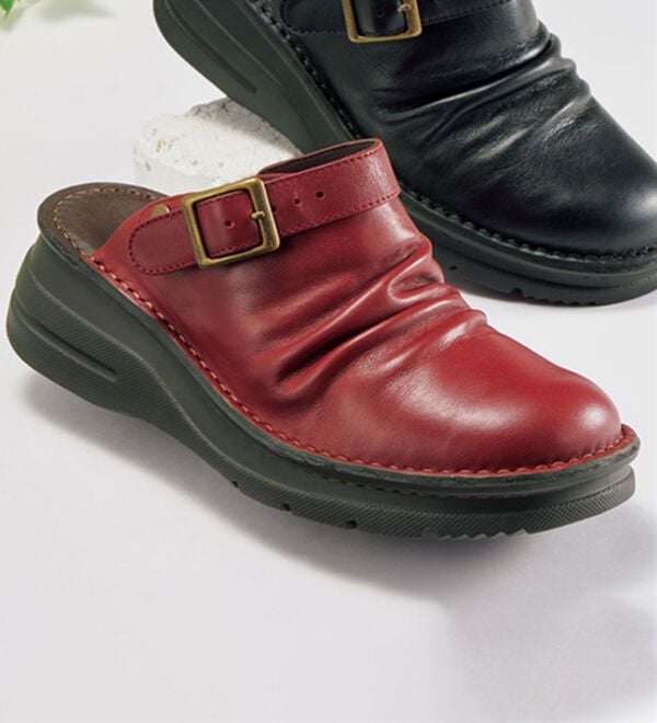 BELLUNA（ベルーナ）の「４Ｅ牛革２ＷＡＹベルトサボシューズ（サンダル・ミュール）」｜レッド