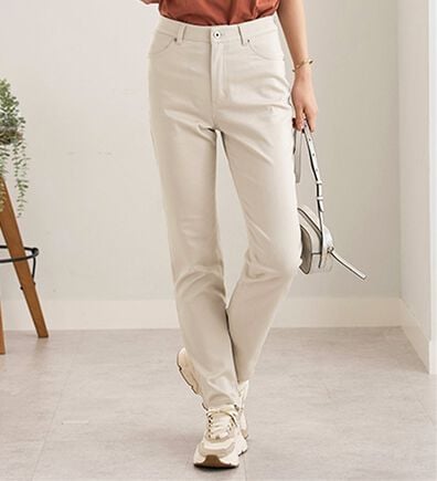 BELLUNA（ベルーナ）の「サラリ速乾！綿サテンストレッチカラーパンツ（フルレングスパンツ）」