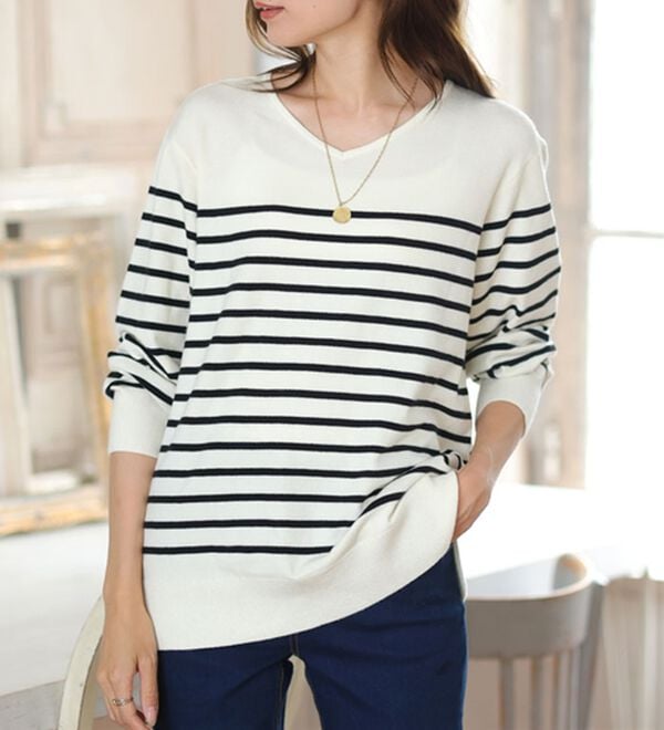 A HAPPY MARILYN（アハッピーマリリン）の「【Ｌ～８Ｌ】Ｒｉｎ フィット感軽減！Ｔシャツ感覚もっちりやわらかＶネックニット（ニット・セーター）」｜詳細画像