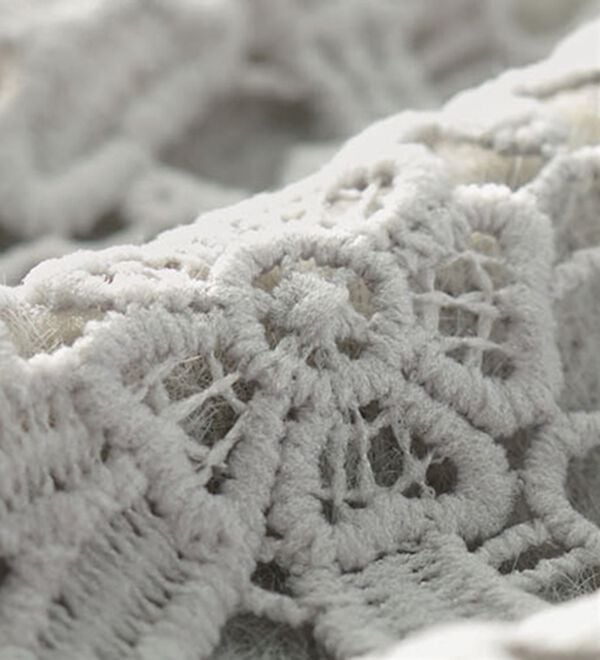 BELLUNA（ベルーナ）の「ふんわり可愛い花柄レースのシャギーセーター（ニット・セーター）」｜詳細画像