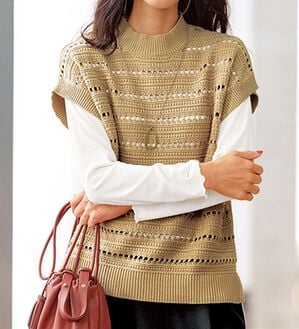 BELLUNA（ベルーナ）の「透かし編ハイネックゆったりニットベスト（ベスト）」｜モカ