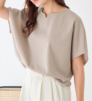 alotta（アロッタ）の「着痩せが叶うドルマンスリーブきれいめカットソー（カットソー）」｜グレージュ