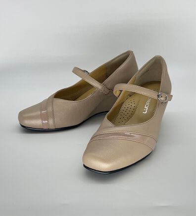 BELLUNA（ベルーナ）の「４Ｅ山羊革甲ストラップウェッジパンプス（パンプス）」