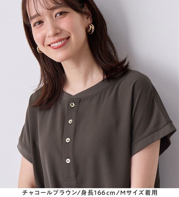 Viola e Viola（ヴィオラ エ ヴィオラ）の「さらさらＥＡＳＹ　前後２ＷＡＹヘンリーネックＴブラウス（ブラウス）」｜詳細画像