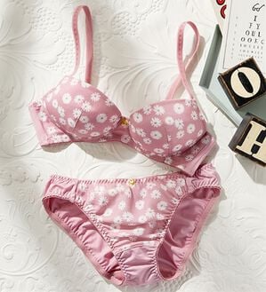 YU'NOW（ユナウ）の「ぷるるん谷間のノンワイヤーブラ＆ショーツセット（ブラジャー＆ショーツセット）」｜ピンク系フラワープリント