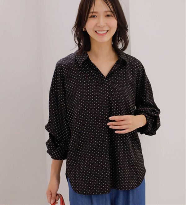 BELLUNA（ベルーナ）の「袖タックデザインスキッパーシャツ（ブラウス）」｜黒ドット