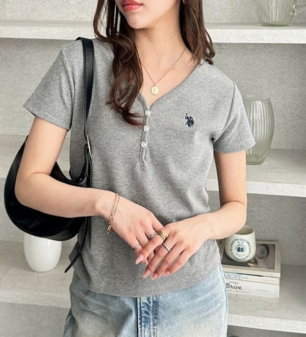 GeeRA（ジーラ）の「【ＵＳ．ＰＯＬＯ．ＡＳＳＮ】接触冷感Vネックヘンリーリブカットソー（カットソー）」｜詳細画像