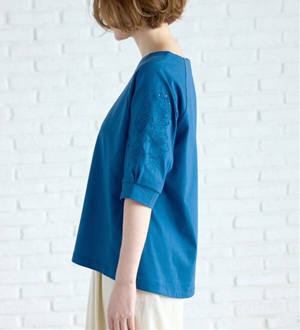 BELLUNA（ベルーナ）の「袖刺しゅうデザインＶネックプルオーバー（カットソー）」｜詳細画像