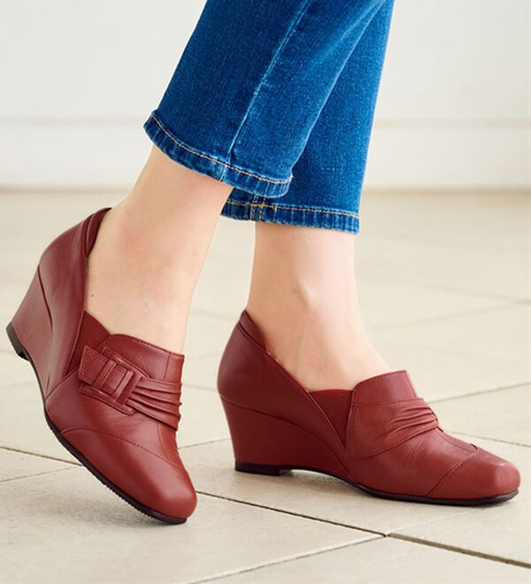 BELLUNA（ベルーナ）の「４Ｅ山羊革ベルトデザインウェッジシューズ（パンプス）」｜詳細画像