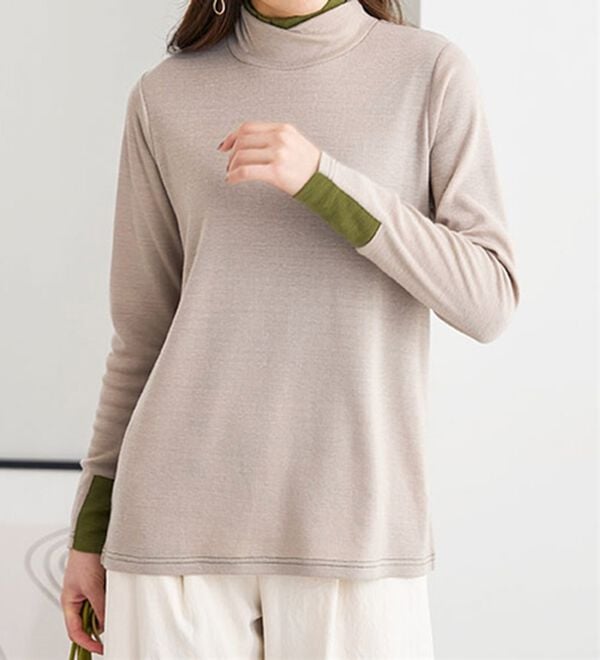 BELLUNA（ベルーナ）の「しっとり素材配色デザインプルオーバー（カットソー）」｜ベージュ&times;グリーン