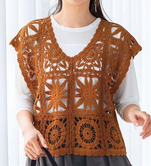 BELLUNA（ベルーナ）の「Ｔシャツに重ねるかぎ針風ベスト（ベスト）」｜テラコッタ