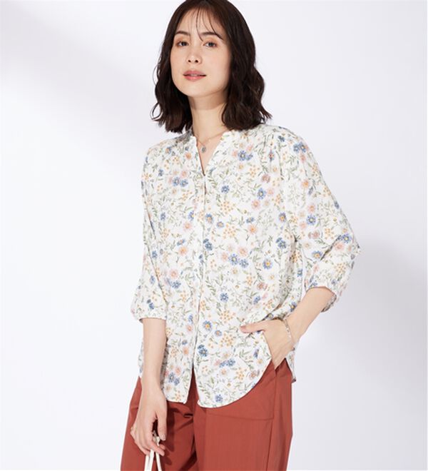 BELLUNA（ベルーナ）の「レーヨン素材ギャザー使いプリントブラウス（ブラウス）」｜アイボリー系花柄