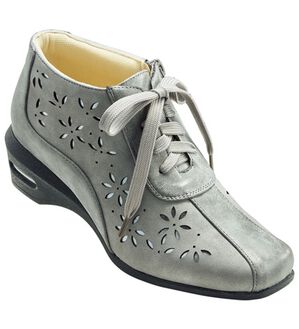 BELLUNA（ベルーナ）の「４Ｅカットワークハイカットシューズ（ブーツ）」｜グレー