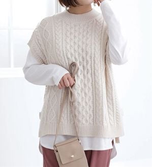 BELLUNA（ベルーナ）の「ケーブル柄スリットデザインニットベスト（ベスト）」｜アイボリー