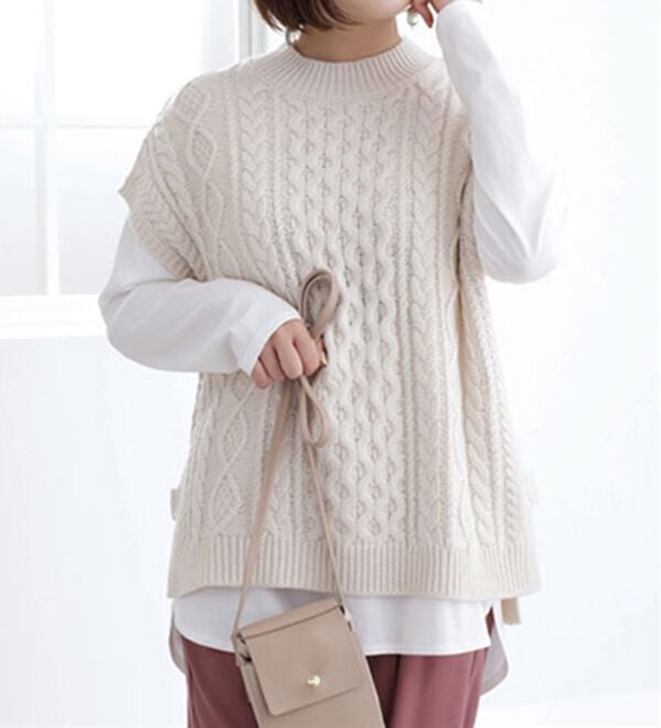 BELLUNA（ベルーナ）の「ケーブル柄スリットデザインニットベスト（ベスト）」｜アイボリー