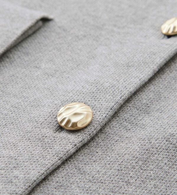 GeeRA（ジーラ）の「ロングシーズン使える！ゴールド調ボタンニットカーデ（ニットカーディガン）」｜詳細画像