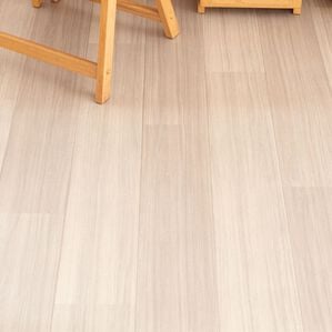 iellio（イエリオ）の「多機能クッションフロアシート＜簡単ロール式・フローリング調・防水・はっ水・日本製・抗菌・防カビ・防炎＞（カーペット）」｜ワイドプラム