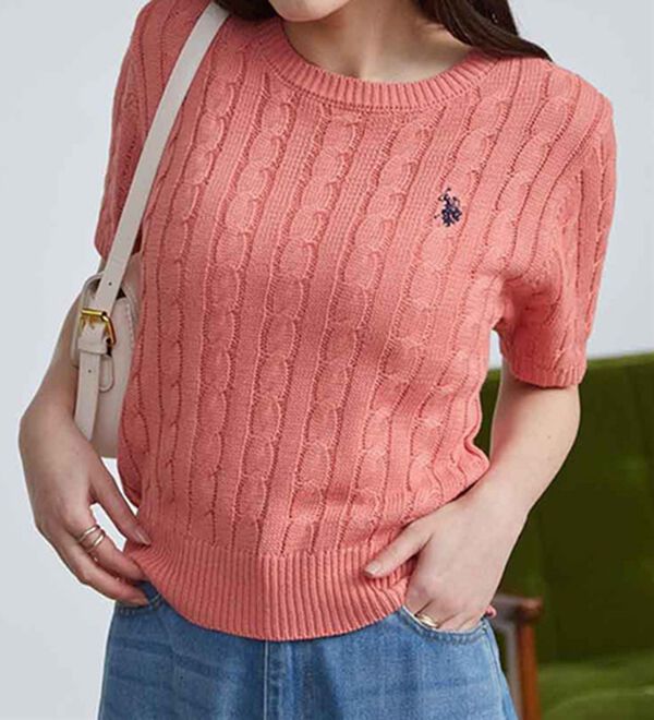 RANAN（ラナン）の「＜Ｕ．Ｓ．ＰＯＬＯ　ＡＳＳＮ．＞ワンポイント半袖ケーブルニット（ニット・セーター）」｜コーラルピンク