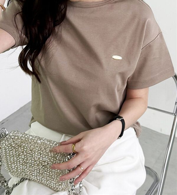 GeeRA（ジーラ）の「ロゴプレート付コンパクトＴシャツ（Tシャツ）」｜モカ