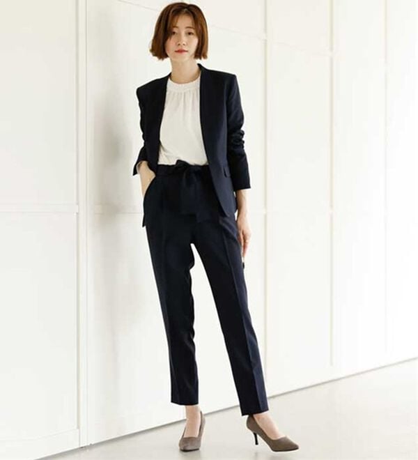 未使用級✨近年モデル✨23区✨ノーカラーパンツスーツ✨大きいサイズ✨シングル✨紺 ニッセン（nissen） スーツ レディース パンツスーツ 高身長 トール