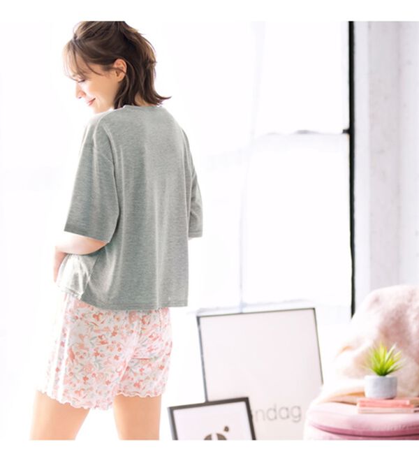 YU'NOW（ユナウ）の「【上下２点セット】レーヨンブレンド　フラワーＴシャツ＆ショートパンツセット（パジャマ・ルームウェア）」｜詳細画像