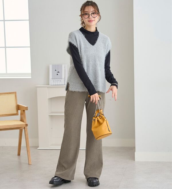 BELLUNA（ベルーナ）の「シュッと体型カバー！縦リブ素材裏ベロアフレアーパンツ（フルレングスパンツ）」｜詳細画像