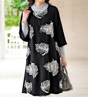 BELLUNA（ベルーナ）の「ちりめん葉柄刺しゅうチュニック（チュニック）」｜黒系