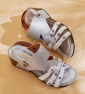 BELLUNA（ベルーナ）の「【３Ｅ／４Ｅ選べる】フットベットウェッジサンダル（サンダル・ミュール）」｜シルバー花柄