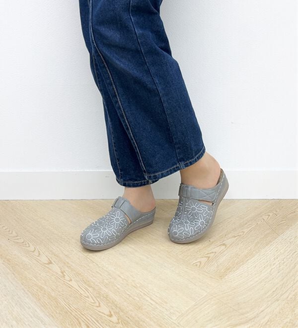 BELLUNA（ベルーナ）の「刺しゅうデザイン柔らかソールミュール（サンダル・ミュール）」｜詳細画像