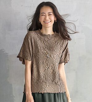 BELLUNA（ベルーナ）の「伸びやかで上品花柄プリーツプルオーバー（カットソー）」｜モカ