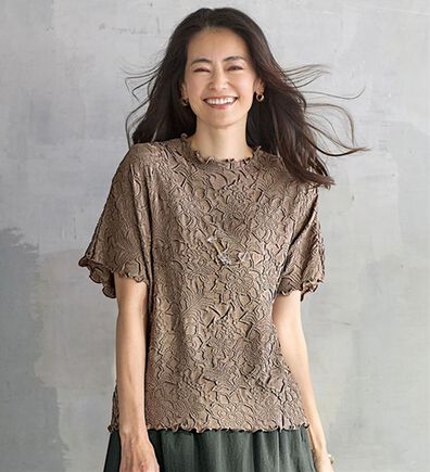 BELLUNA（ベルーナ）の「伸びやかで上品花柄プリーツプルオーバー（カットソー）」