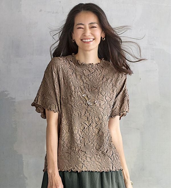 BELLUNA（ベルーナ）の「伸びやかで上品花柄プリーツプルオーバー（カットソー）」｜モカ