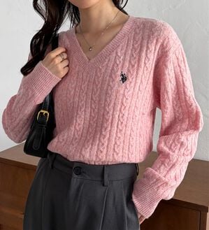 RANAN（ラナン）の「＜U.S.POLO ASSN.＞ワンポイントケーブルVネックニット（ニット・セーター）」｜ピンク