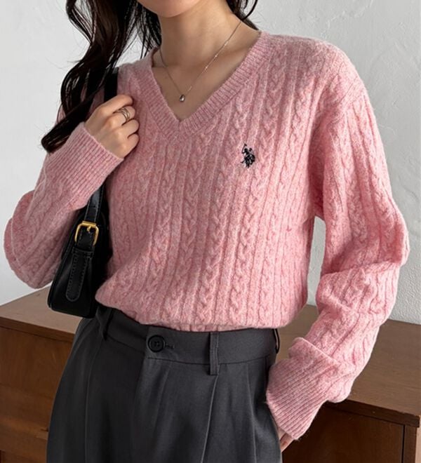 RANAN（ラナン）の「＜U.S.POLO ASSN.＞ワンポイントケーブルVネックニット（ニット・セーター）」｜ピンク