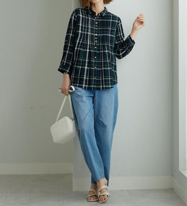 BELLUNA（ベルーナ）の「【綿100％素材】ダブルガーゼ素材丸衿多ボタンブラウス（ブラウス）」｜詳細画像