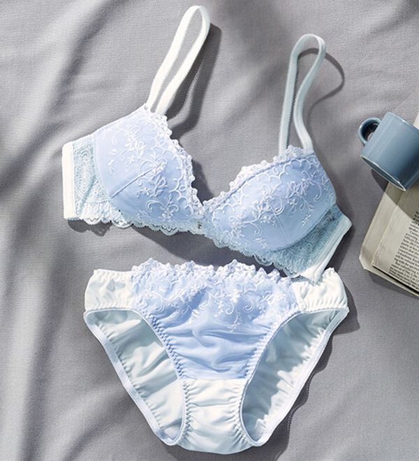 YU'NOW（ユナウ）の「ぷるるん谷間のノンワイヤーブラ＆ショーツセット（ブラジャー＆ショーツセット）」｜ｵﾌﾎﾜｲﾄ系ｱﾝﾃｨｰｸ調ﾚｰｽ