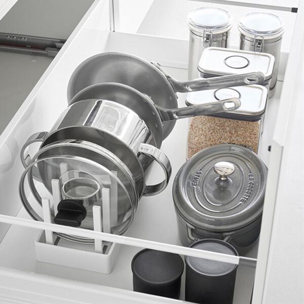 iellio（イエリオ）の「タワー　シンク下幅調節鍋蓋＆フライパン収納スタンド＜ｔｏｗｅｒ山崎実業＞（キッチン整理用品）」｜詳細画像
