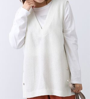 BELLUNA（ベルーナ）の「ブークレー素材ボタン使いベスト（ベスト）」｜オフ白