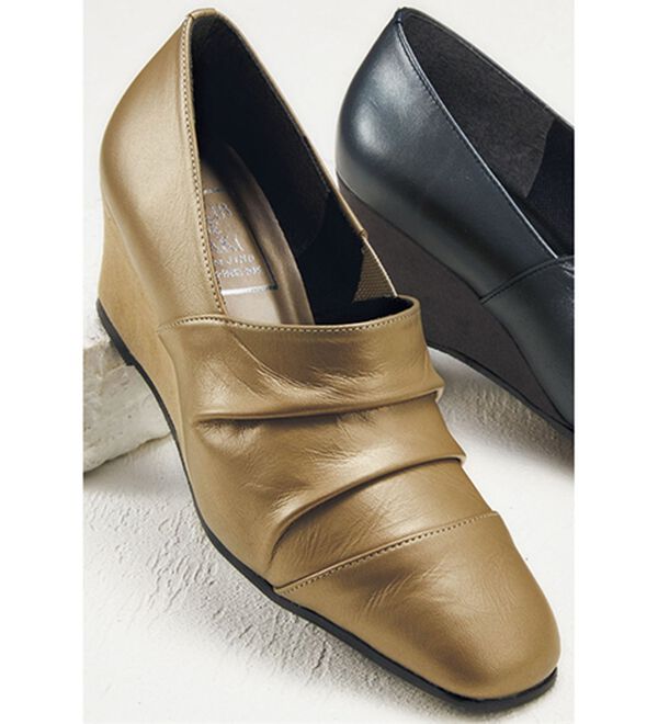 BELLUNA（ベルーナ）の「牛革エレガントシャーリングパンプス（パンプス）」｜シャンパン