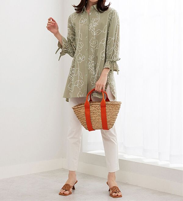 BELLUNA（ベルーナ）の「グラフィック風刺しゅう袖リボンチュニック（チュニック）」｜詳細画像