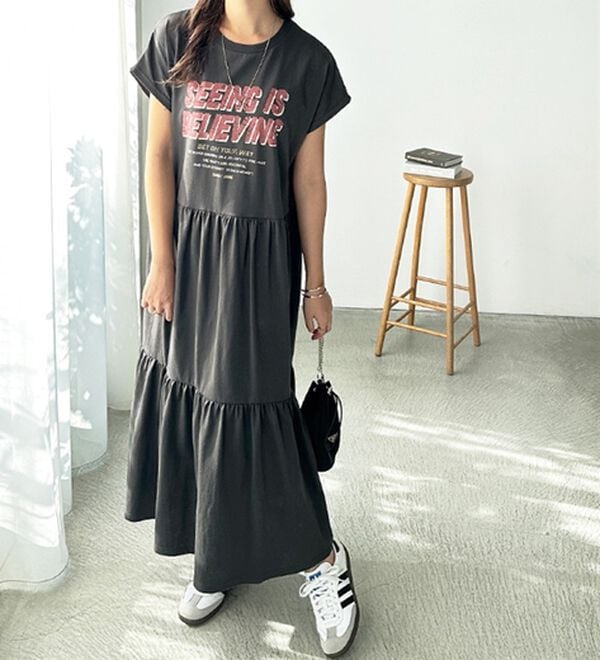 GeeRA（ジーラ）の「ピグメント風ティアードプリントＴシャツワンピース（カットソーワンピース）」｜赤２段